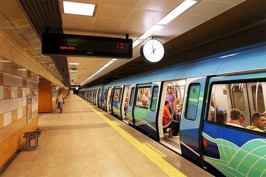 ببینید | حرکات عجیب و آکروباتیک یک مسافر وسط واگن مترو