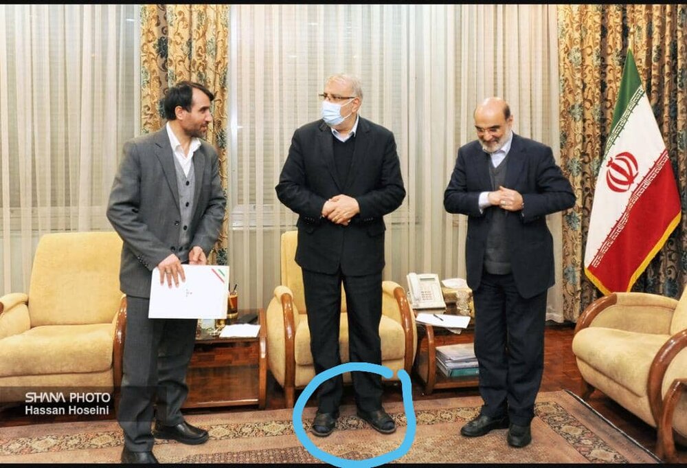  وزیرنفت دولت رئیسی با کت و شلوار و دمپایی در جلسه کاری / عکس