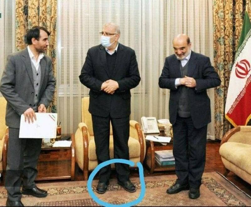 عکس| تصویری جنجالی از وزیر نفت در مراسم معارفه علی عسگری با صندل رو فرشی