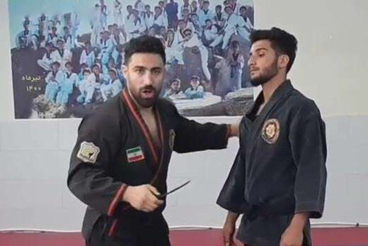 ببینید | انجام حرکت خطرناک دفاع شخصی با چاقو در برنامه زنده!