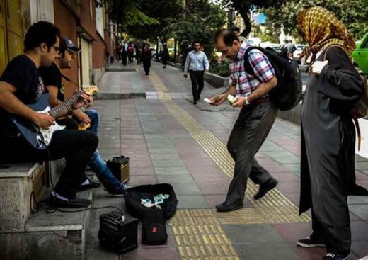 ببینید | بی‌احترامی تلخ یک شهروند زن به نوازنده خیابانی در تهران