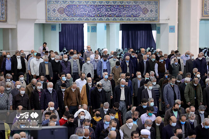 عکس | قابی جالب از گل یا پوچ کودکانه وسط نماز جمعه تهران