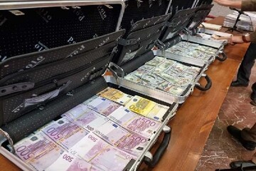 کیف‌های تماشایی پر از دلار و یورو در دادگاه شهردار لواسان/ عکس