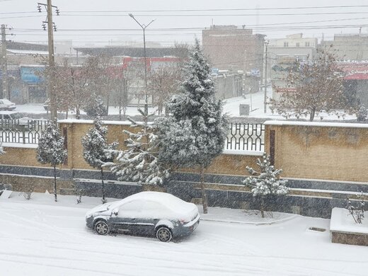 ادامه بارش برف در استان آذربایجان‌غربی / مدارس بعد از ظهر تعطیل و تردد با زنجیر چرخ امکان پذیر است