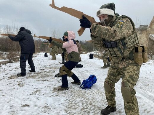 تمرین نیروهای مردمی اوکراین با اسلحه‌های چوبی برای مقابله با روسیه/عکس