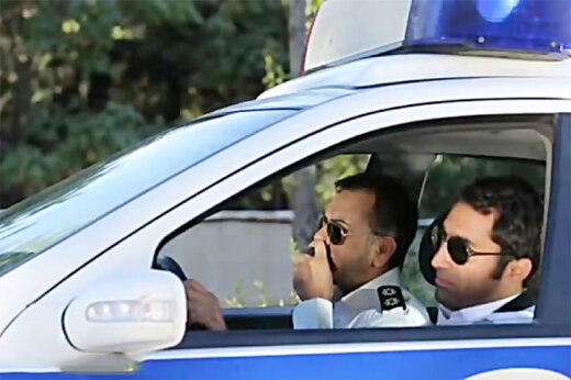 ببینید | سکانس بمب خنده هادی کاظمی و محمدرضا هدایتی در ماشین پلیس!