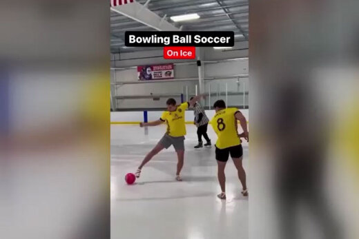 ببینید | ویدیویی عجیب از بازی فوتبال روی یخ با توپ بولینگ!
