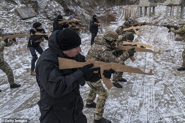 تمرین نیروهای مردمی اوکراین با اسلحه‌های چوبی برای مقابله با روسیه/عکس