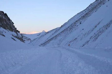 عکس | عصر یخبندان در آذربایجان؛ یح بستن یک خودروی امدادی!