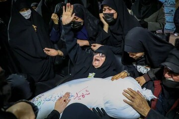 وداع مادر با پیکر فرزند شهیدش، شهید خسرو قادری قمصری