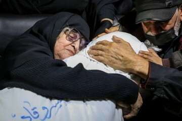 وداع مادر با پیکر فرزند شهیدش، شهید خسرو قادری قمصری