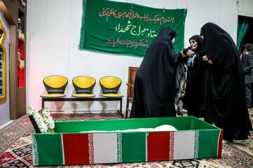 وداع مادر با پیکر فرزند شهیدش، شهید خسرو قادری قمصری