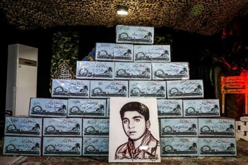 وداع مادر با پیکر فرزند شهیدش، شهید خسرو قادری قمصری