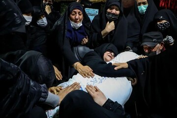 وداع مادر با پیکر فرزند شهیدش، شهید خسرو قادری قمصری