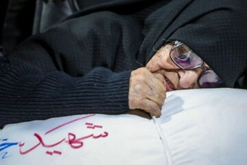وداع مادر با پیکر فرزند شهیدش، شهید خسرو قادری قمصری