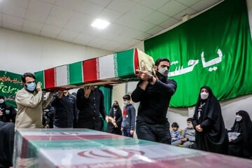 وداع مادر با پیکر فرزند شهیدش، شهید خسرو قادری قمصری