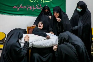وداع مادر با پیکر فرزند شهیدش، شهید خسرو قادری قمصری