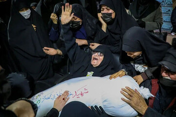 ببینید | تصاویری از لحظه وداع مادر با پیکر فرزند شهیدش