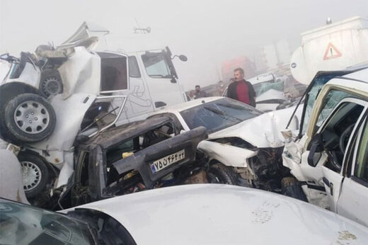 طوفان شن در اصفهان منجر به تصادف زنجیره‌ای شد / عکس