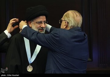 عکس| اعطای دکتری افتخاری دانشگاه ملی مسکو به رئیس‌جمهور 