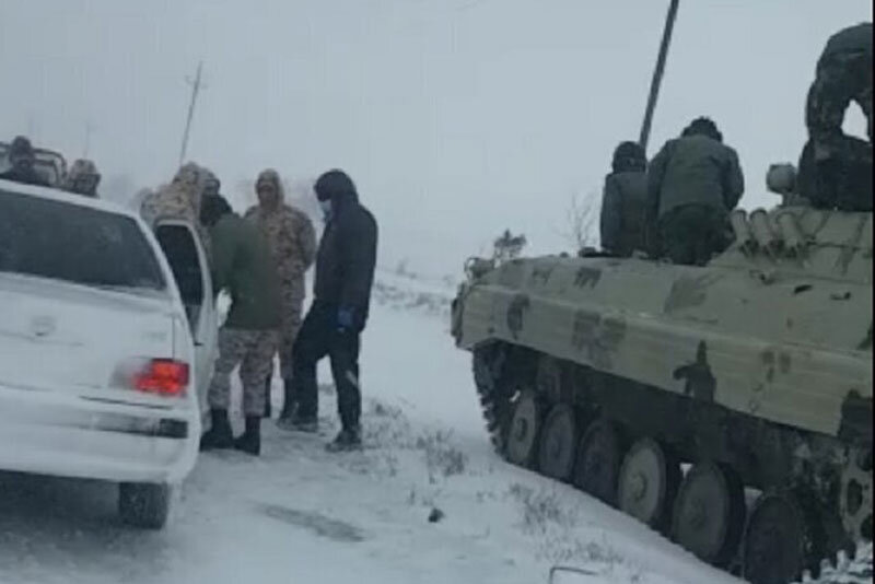 ببینید | استفاده از تانک ارتش برای کمک به همدانی‌های گیرافتاده در برف
