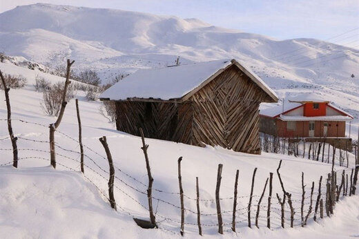 ببینید | قاب‌های رویایی از روستای آسیابر غرق در برف
