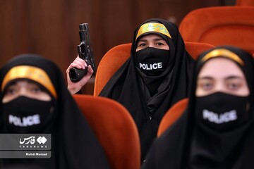 حرکات نمایشی زنان پلیس با اسلحه در تهران