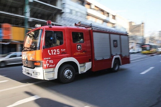 ببینید | تلاش آتش نشانان برای نجات مسافران محبوس شده در مسافرخانه