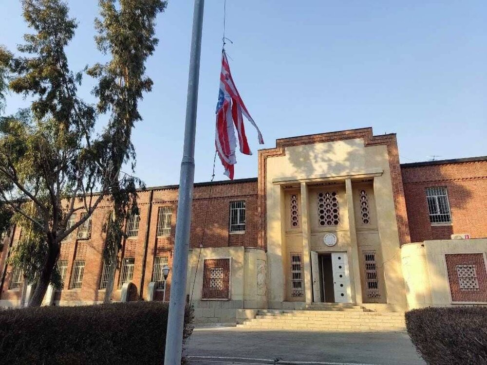 معنای برافراشتن پرچم واژگون و پاره شده آمریکا در محوطه سفارت سابق این کشور در تهران چیست؟ + عکس