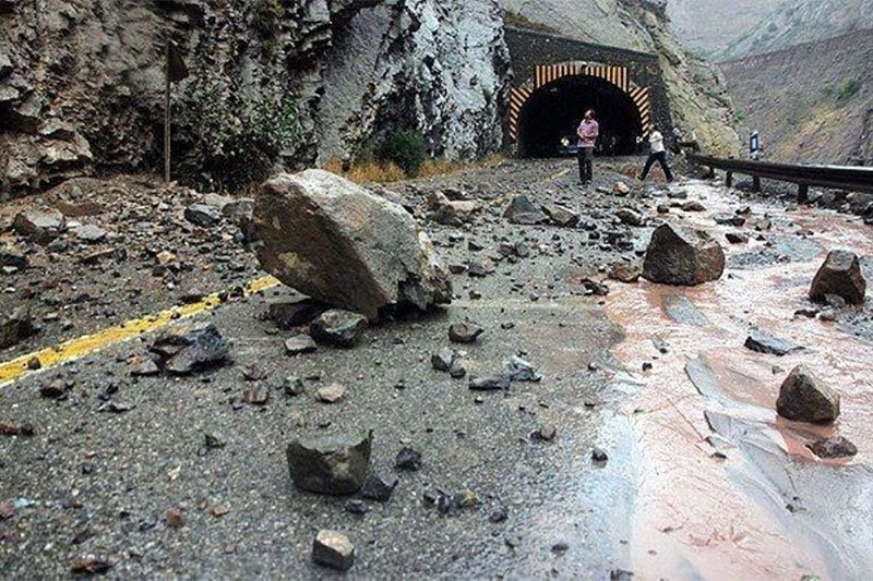 ببینید | سقوط وحشتناک سنگ در جاده چالوس