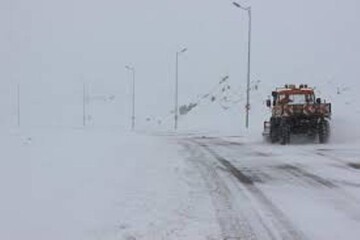 برف و کولاک، راه ۲۴۰ روستای آذربایجان‌غربی را بست / نجات ۲۴ خودروی گرفتار در جاده‌ها