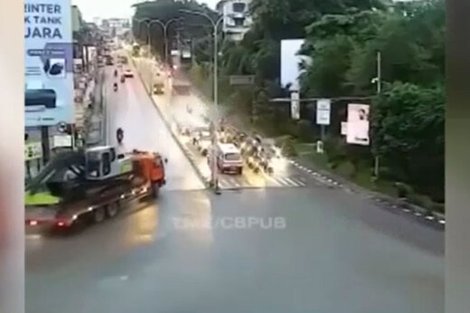 ببینید | تصادف مرگبار و له شدن ده‌ها ماشین در برخورد با یک کامیون افسارگریخته