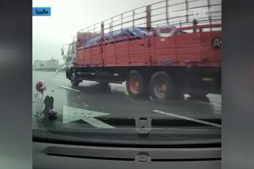 ببینید | نجات معجزه‌آسا یک موتورسوار از زیر گرفتن کامیون در آخرین لحظه