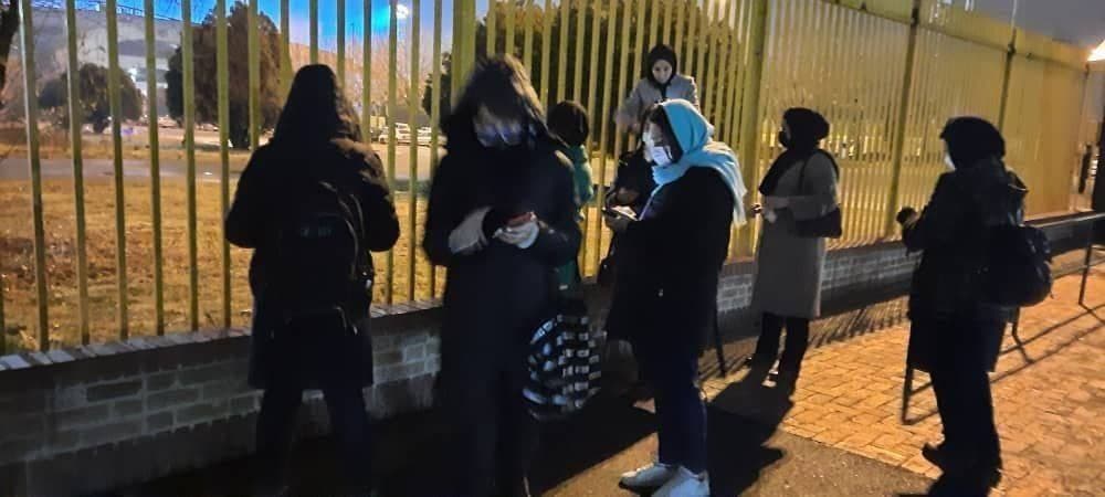 خبرنگاران خانم را به ورزشگاه آزادی راه ندادند!/عکس