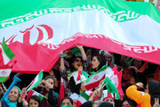 عکس | تصویری پربازدید از یک زن تماشاگر در بازی ایران - ولز با پوشش غیرمتعارف