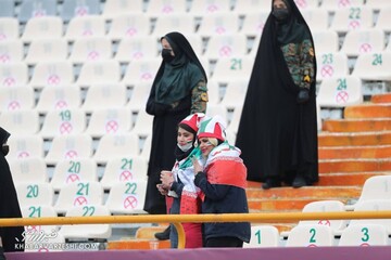 حضور زنان در ورزشگاه آزادی برای تماشای دیدار ایران – عراق