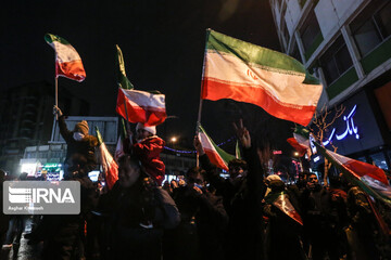 جشن مردمی صعود تیم ملی ایران به جام جهانی ۲۰۲۲ در میدان ولیعصر
