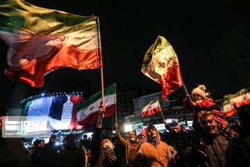 جشن مردمی صعود تیم ملی ایران به جام جهانی ۲۰۲۲ در میدان ولیعصر