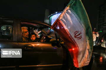 جشن مردمی صعود تیم ملی ایران به جام جهانی ۲۰۲۲ در میدان ولیعصر