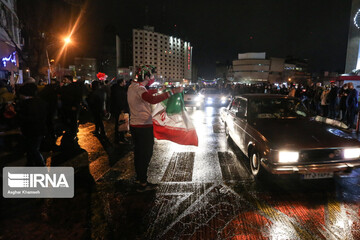 جشن مردمی صعود تیم ملی ایران به جام جهانی ۲۰۲۲ در میدان ولیعصر