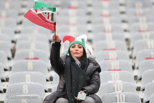 حضور زنان در ورزشگاه آزادی برای تماشای دیدار ایران – عراق