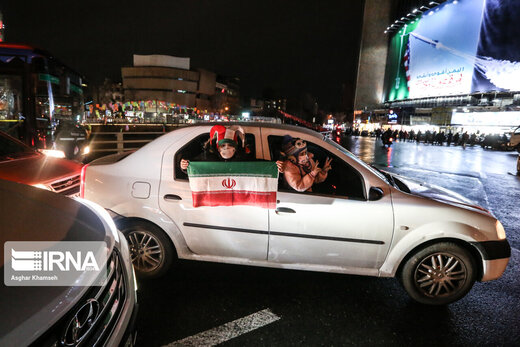 جشن مردمی صعود تیم ملی ایران به جام جهانی ۲۰۲۲ در میدان ولیعصر