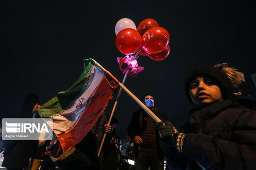 جشن مردمی صعود تیم ملی ایران به جام جهانی ۲۰۲۲ در میدان ولیعصر