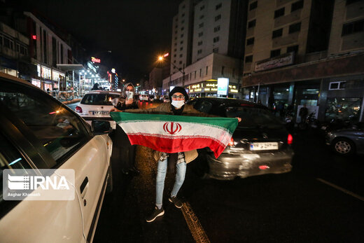 جشن مردمی صعود تیم ملی ایران به جام جهانی ۲۰۲۲ در میدان ولیعصر