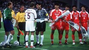 ببینید | تصاویر دیده نشده از اعتراض بازیکنان تیم ملی در سال ۱۹۹۸ به حرکت ضد ایرانی قبل از مسابقه ایران و آمریکا