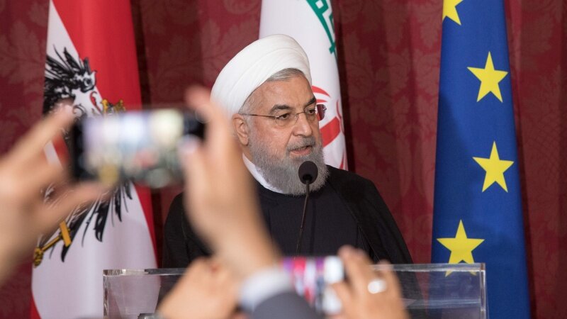 نگذاشتند حلقه گل پیروزی گردن روحانی انداخته شود تا سند توافق را به نام خودشان بزنند / ایران از بسیاری خواسته های حداکثری خود عقب نشینی کرد