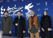 فیگور جواد عزتی و رعنا آزادی‌ور، مقابل دوربین عکاسانِ جشنواره فیلم فجر/ عکس