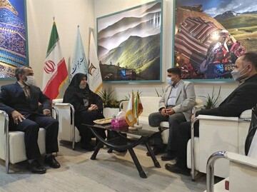 بازدید نماینده بروجرد از غرفه نمایشگاهی میراث فرهنگی لرستان در تهران 