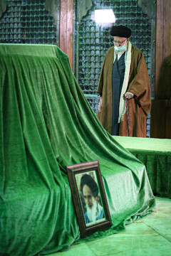 حضور رهبر انقلاب در مرقد مطهر امام راحل و گلزار شهدای بهشت زهرا