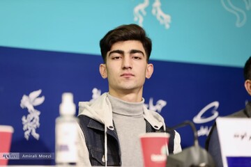 عکس| ژست‌های بازیگر نقش علیرضا بیرانوند در جشنواره فیلم فجر